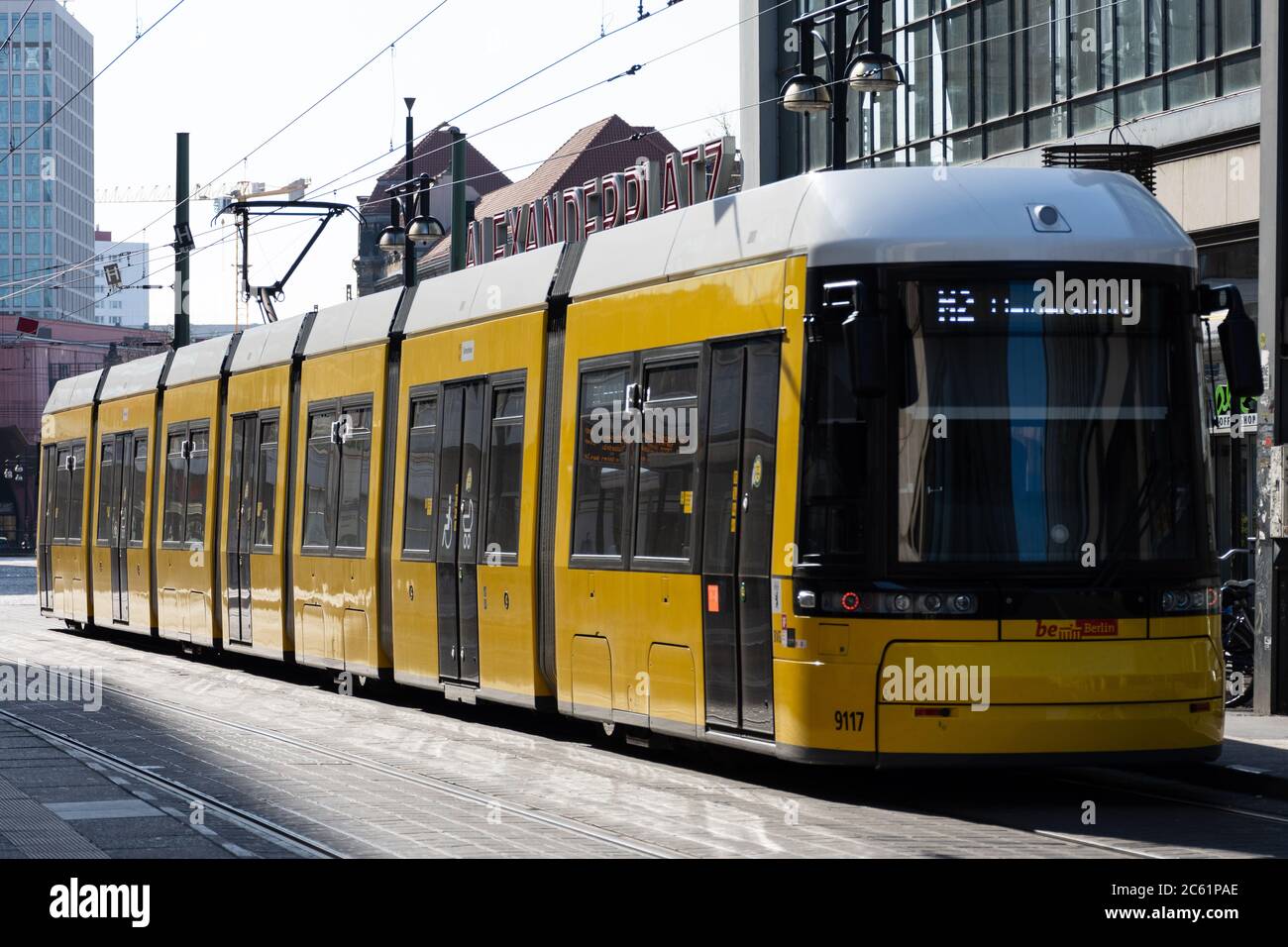 Straßenbahn der Berliner BVG an der Haltestelle Alexanderplatz Stockfoto