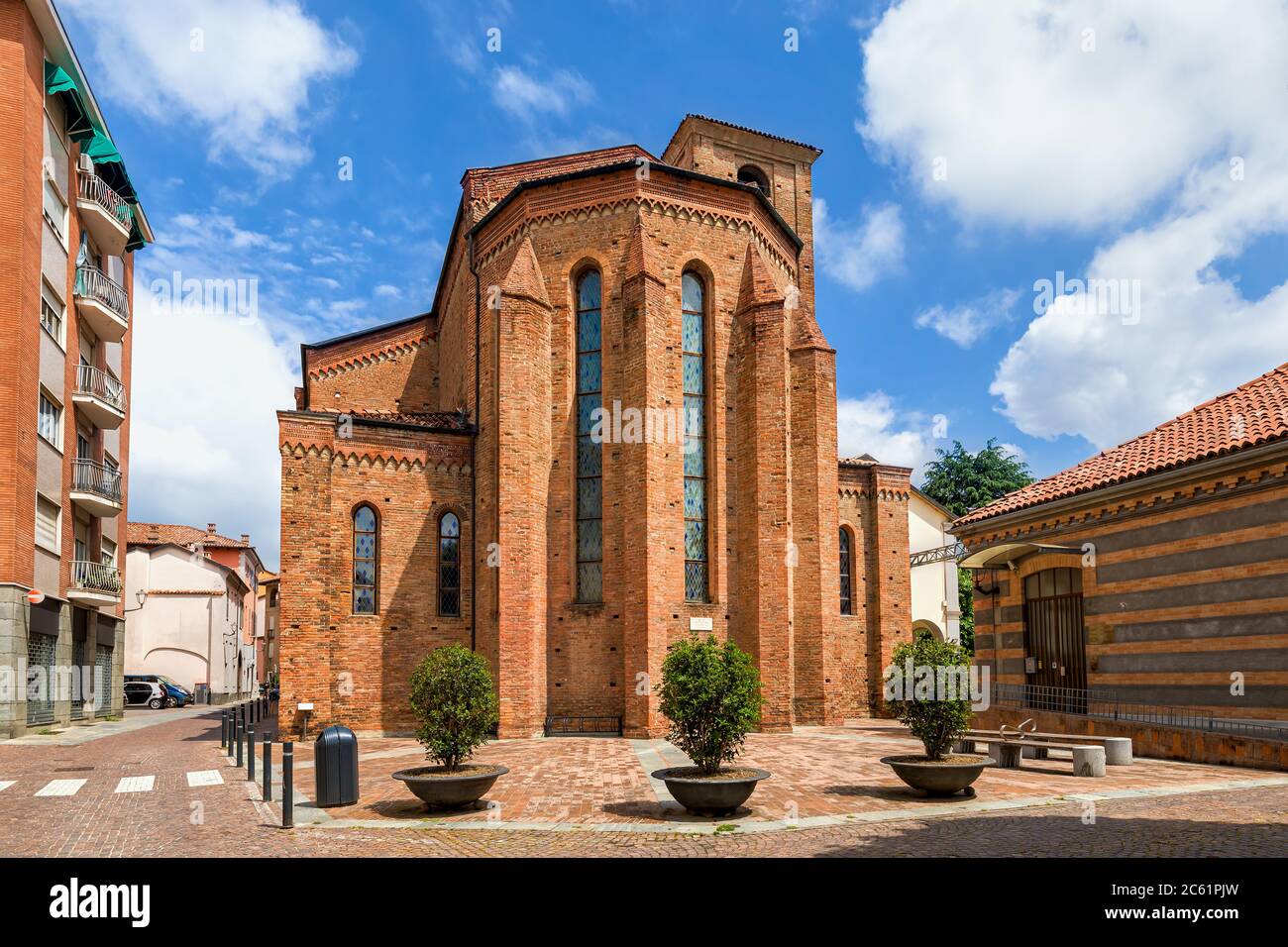 Alte Backstein katholische Kirche von San Domenico auf dem kleinen Stadtplatz in Alba, Piemont, Norditalien. Stockfoto