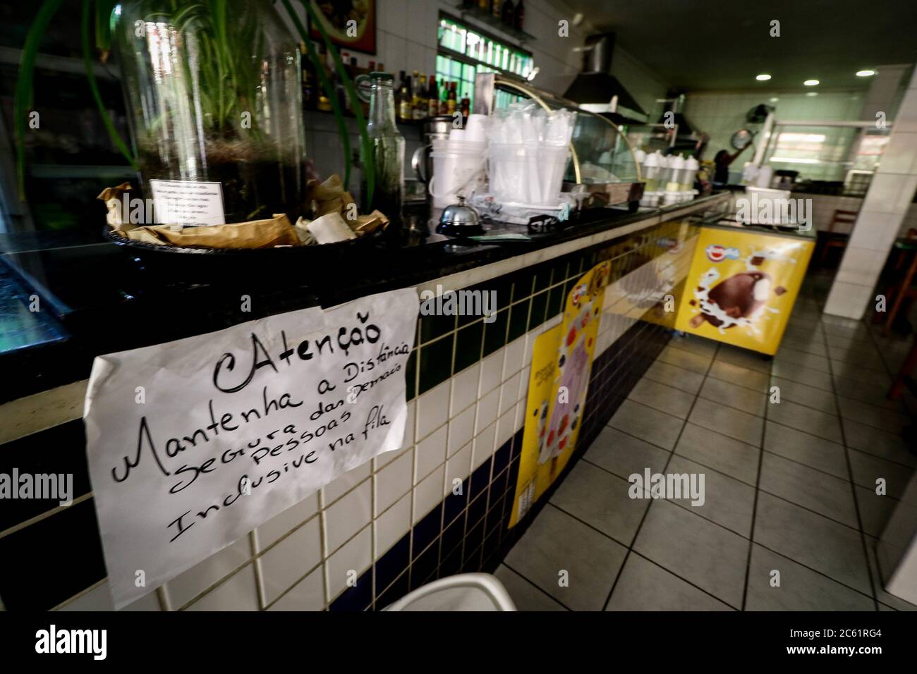 SÃO PAULO, SP - 06.07.2020: BARES E RESTAURANTES REABREM EM SÃO PAULO - Bars, Restaurants und Schönheitssalons in der Stadt São Paulo, wieder öffnen, am Montag (6.), nach 104 Tagen für die Öffentlichkeit wegen der Pandemie des neuen Coronavirus geschlossen (Covid-19). Entfernung von 2 Metern von einem Tisch zum anderen, 40% Belegung und Verbot von Bürgersteigen, sind einige der Einschränkungen durch das Rathaus der Hauptstadt, für die Eröffnung von Einrichtungen. (Foto: Aloisio Mauricio/Fotoarena) Stockfoto