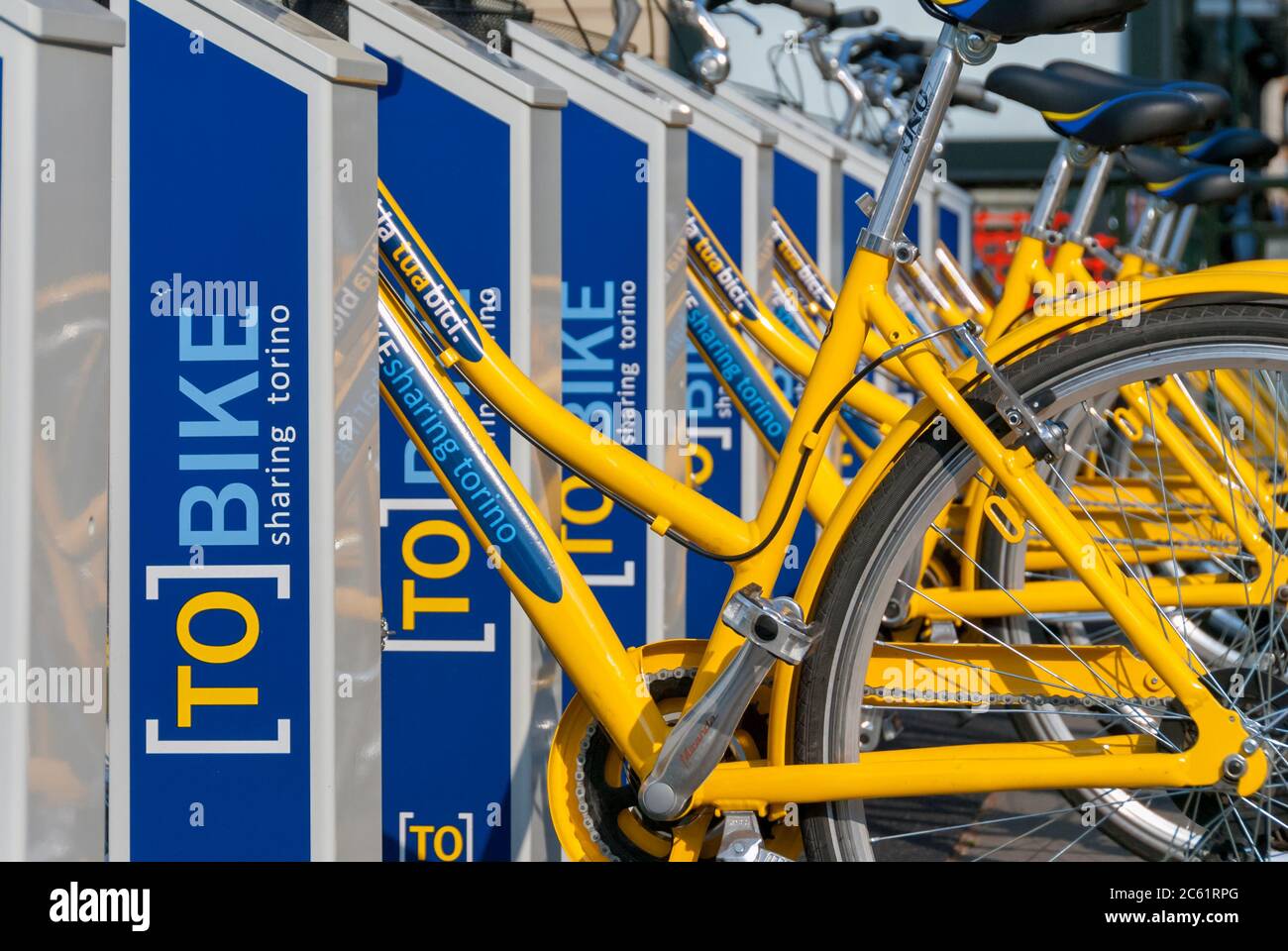 TURIN, ITALIEN - AUGUST 2010: Gelbe Fahrräder in einer Bike-Sharing-Station im Stadtzentrum einsatzbereit. Stockfoto
