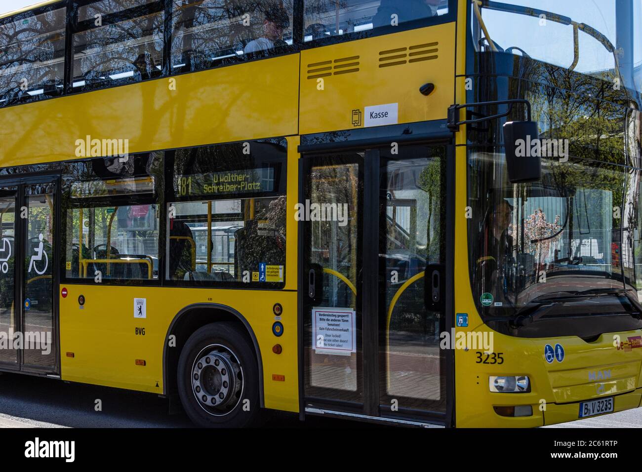Doppeldeckerbus der BVG Berlin an der Bushaltestelle Stockfoto