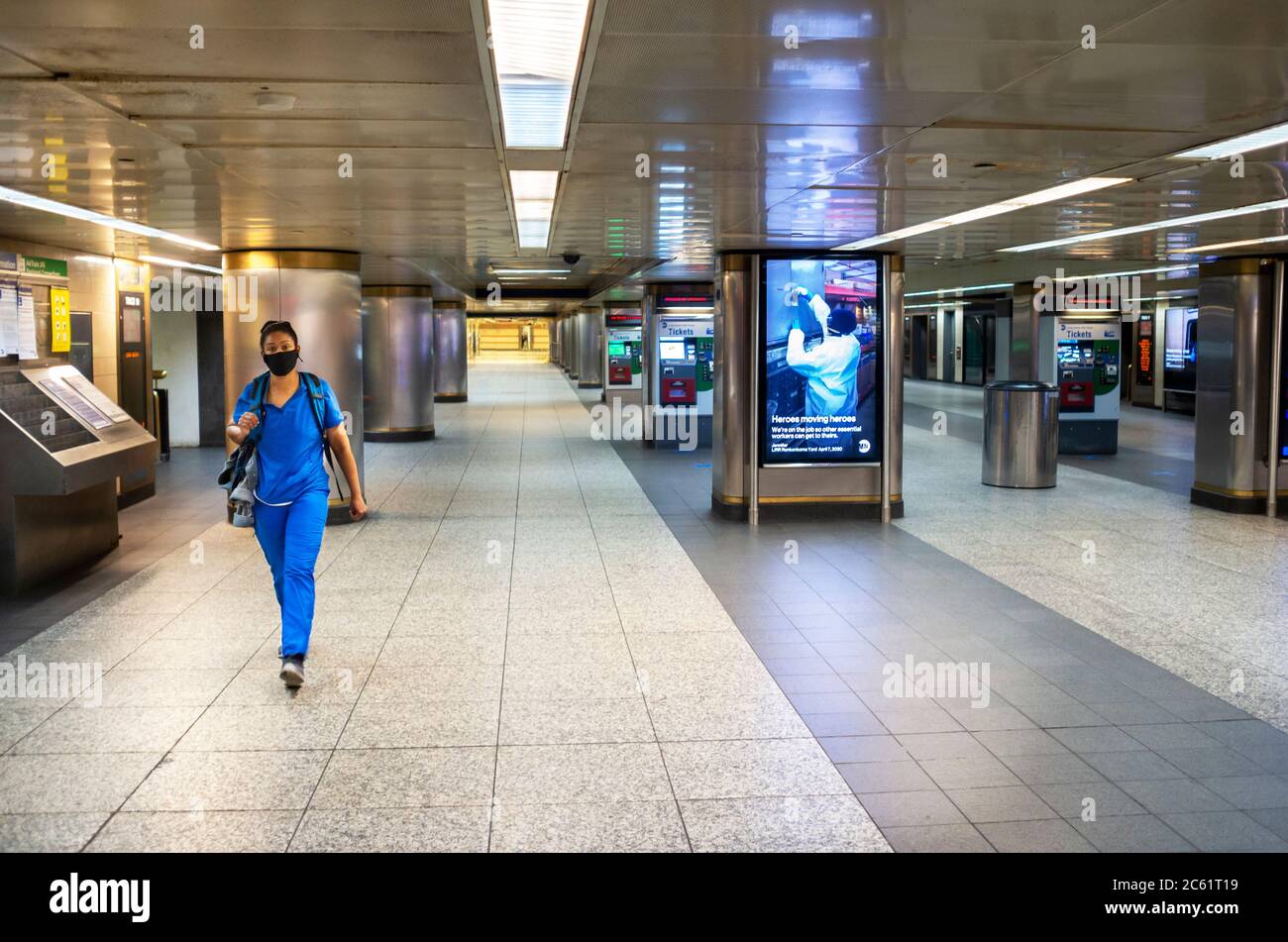 Eine einstündige weibliche Gesundheitsarbeiterin, die normalerweise Rush Hour ist, in Pennsylvania Station, auf dem Weg zur Arbeit während der covid-19 Pandemie Lockdown in NYC. Stockfoto