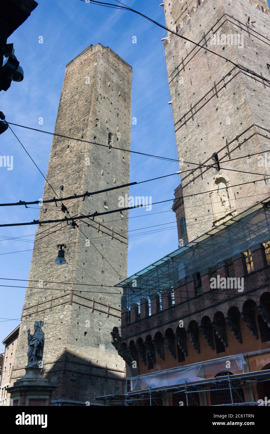 Die beiden berühmten Türme von Bologna, Garisenda und Asinelli an der Kreuzung der Straßen zu den fünf Toren der alten Ringmauer Stockfoto