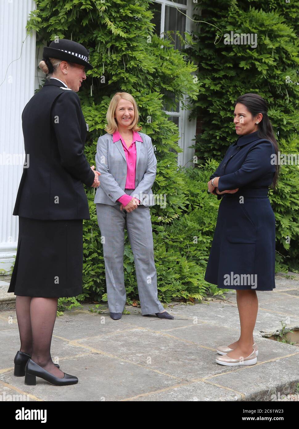 Innenministerin Priti Patel (rechts) trifft den Chefkonstabler der Sussex-Polizei Jo Shiner (links) und den PCC Katy Bourne bei einem Besuch im Sussex-Polizeihauptquartier in Lewes, East Sussex. Stockfoto