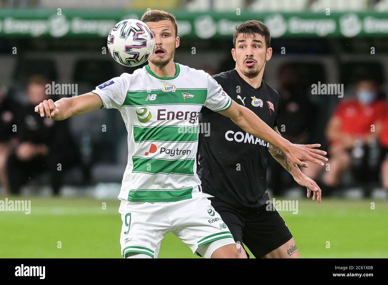 Patryk Lipski von Lechia (L) und Sergiu Hanca von Krakau (R) im Einsatz während des polnischen Ekstraklasa-Spiels zwischen Lechia Danzig und Krakau im Energa-Stadion.Endstand; Lechia Danzig 0:3 Krakau. Stockfoto