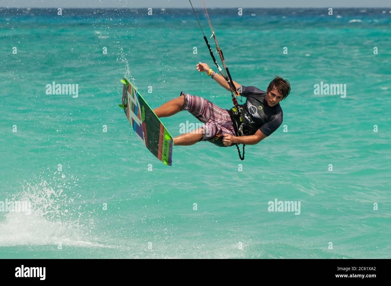 Surfer in Aktion, Playa del Carmen, Mexiko, während der Feier eines Kitesurfing-Wettbewerbs - im Hintergrund das Karibische Meer Stockfoto