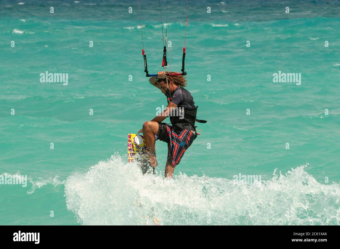 Surfer in Aktion, Playa del Carmen, Mexiko, vor der Feier eines Kitesurfing-Wettbewerbs - im Hintergrund das Karibische Meer Stockfoto