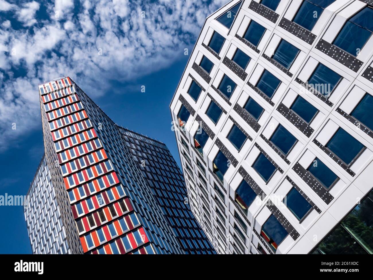 STOCKHOLM - JUN 19 2020: Blauer Himmel und hohe Gebäude in Stockholm, Schweden Stockfoto