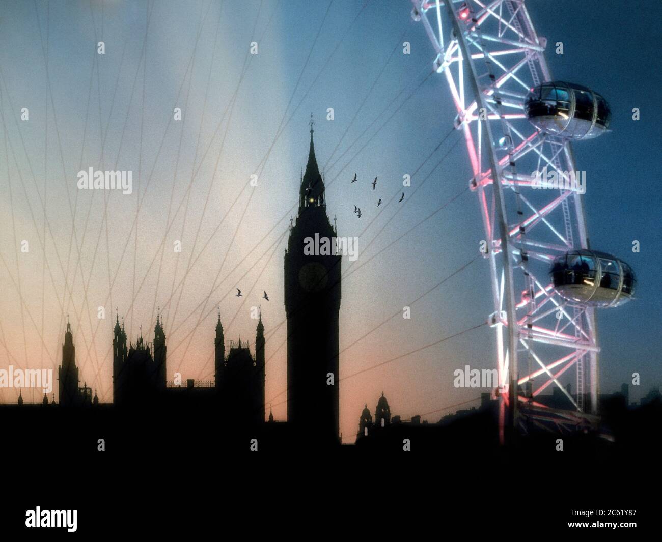 GB - LONDON: Houses of Parliament in Westminster und Teil des London Eye Ferris Wheel Stockfoto