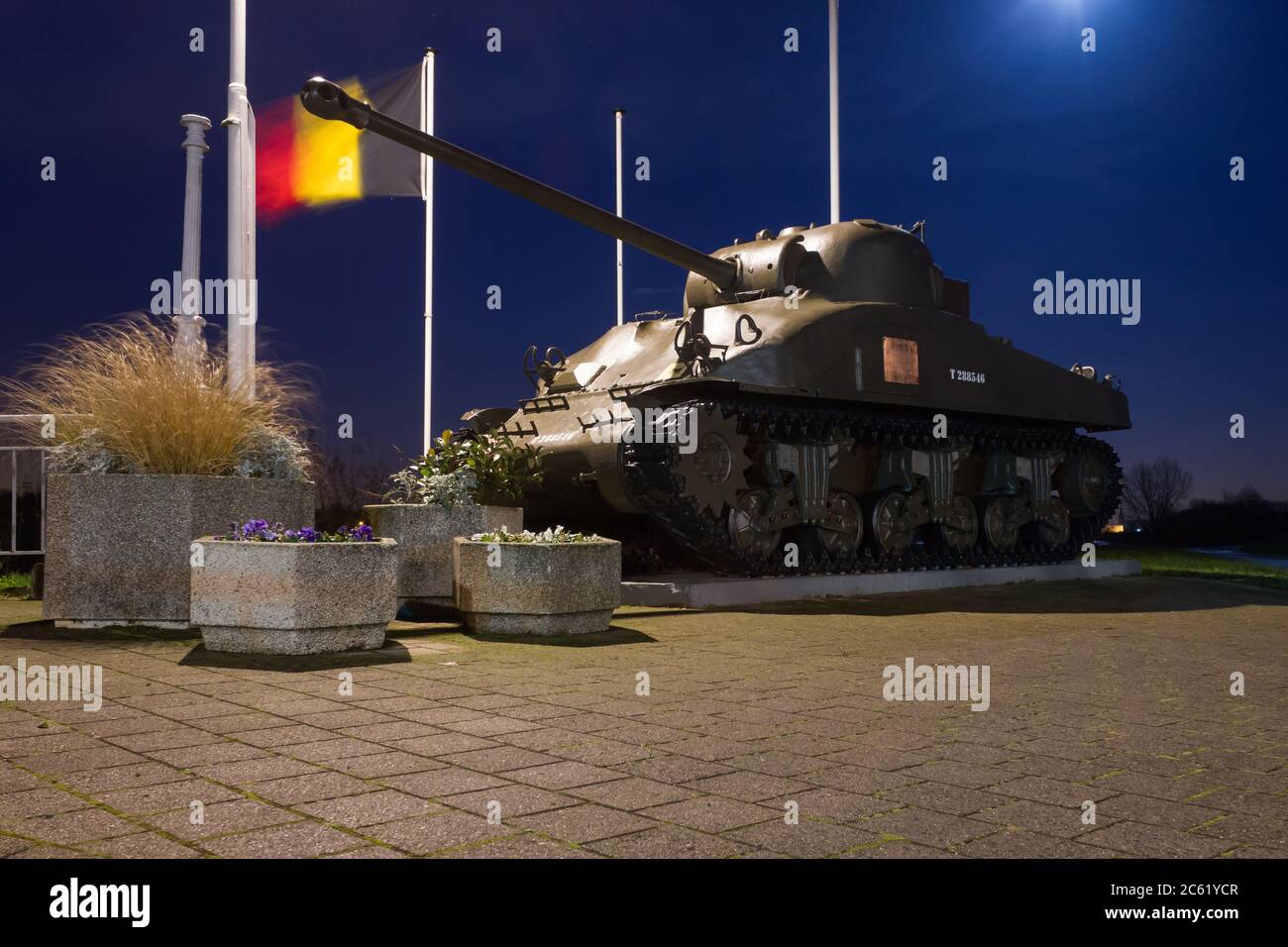 Sherman Feuerwehrpanzer auf einer Gedenkstätte des Zweiten Weltkriegs mit belgischer Flagge in Klein-Willebroek, Antwerpen (Belgien) Stockfoto
