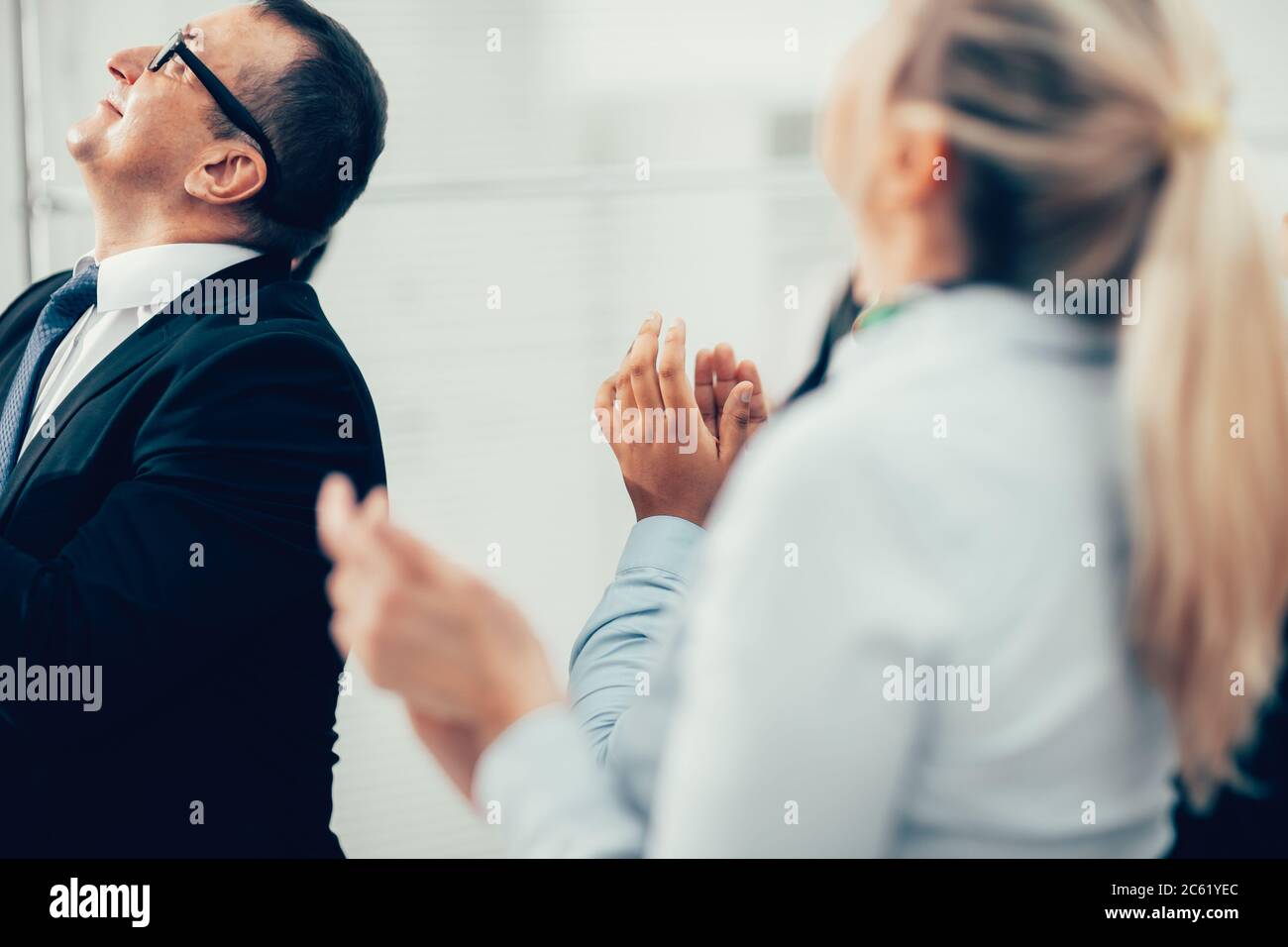 Gruppe von Geschäftsleuten applaudieren im Büro stehend Stockfoto