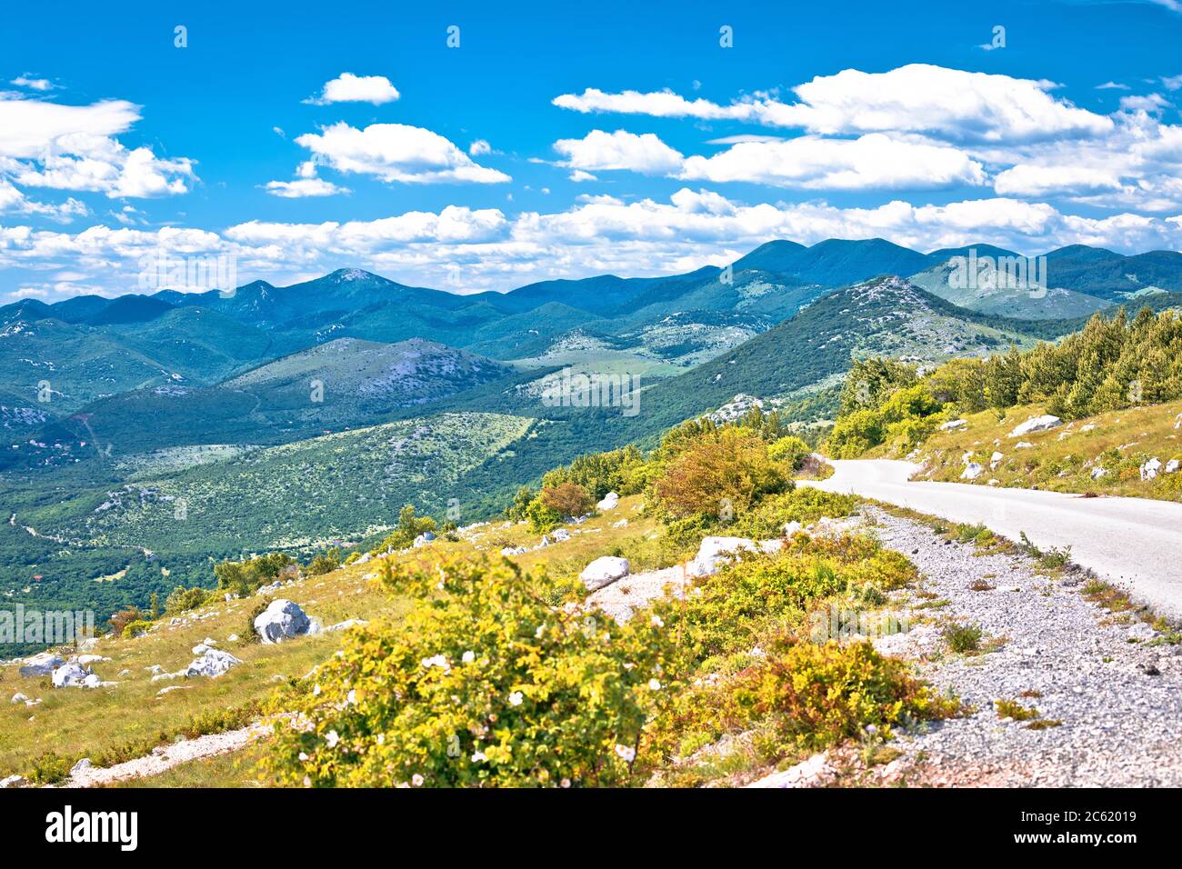 Bergstraße und Velebit Berglandschaftansicht, Nord Velebit in Kroatien Stockfoto