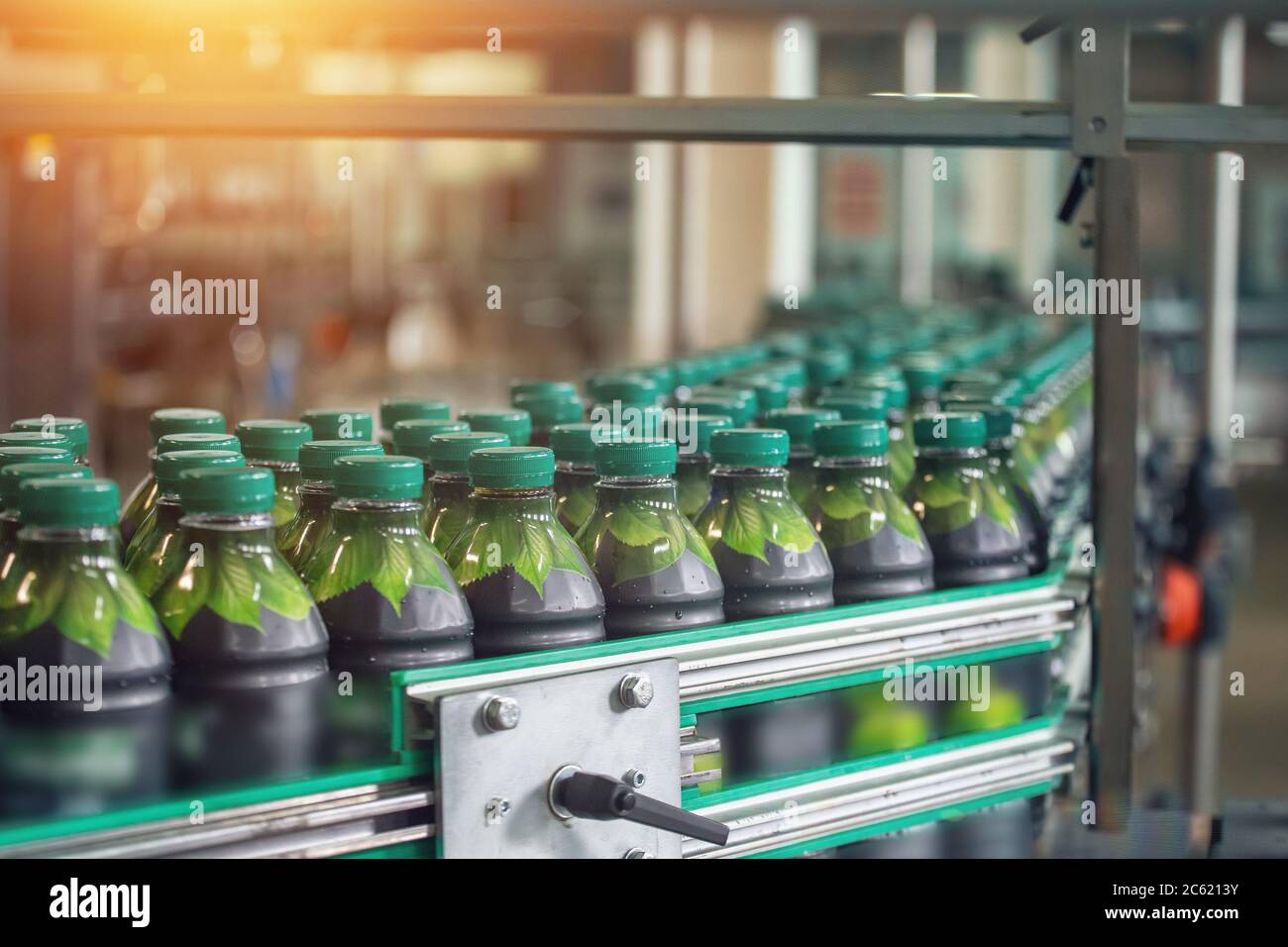 Getränkeherstellung, Förderband mit Saft in Flaschen, Industrie-Interieur, Lebensmittel-und Getränkeproduktionslinie Prozess. Stockfoto