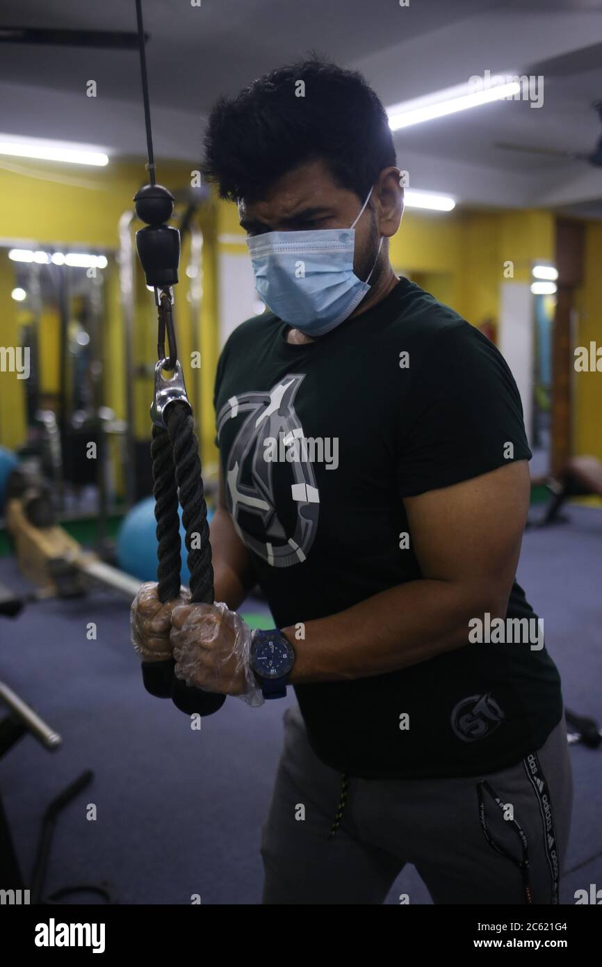Dhaka, Dhaka, Bangladesch. Juli 2020. Ein Bodybuilder übt sich, um während der COVID-19 Pandemie körperlich aktiv zu sein, um die Gesundheit der Atemwege zu verbessern. Kredit: MD. Rakibul Hasan/ZUMA Wire/Alamy Live Nachrichten Stockfoto