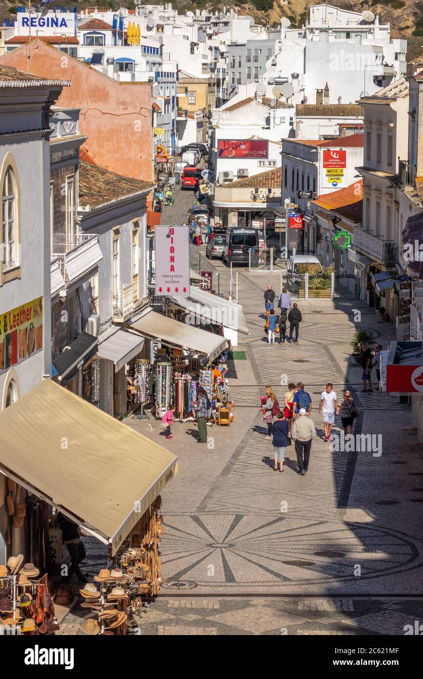 Rua 5 de Outubro EINE beliebte Einkaufs- und Restaurantstraße führt nach Praia do Túnel (Praia do Peneco), in der Altstadt von Albufeira Portugal Stockfoto
