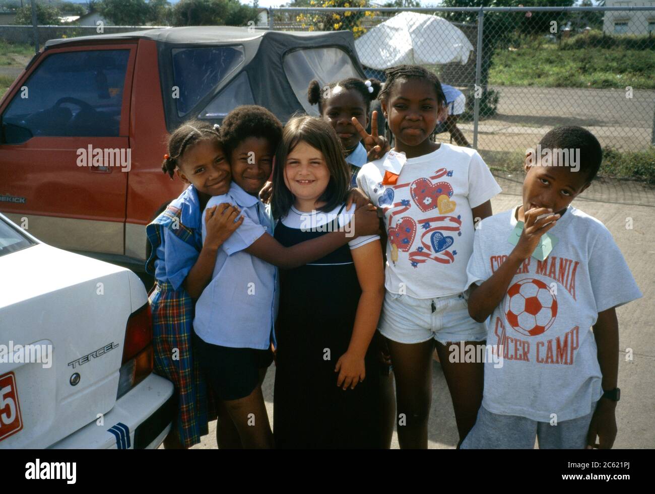 Basseterre St. Kitts Gruppe von lokalen Schulkinder mit Tourist Stockfoto