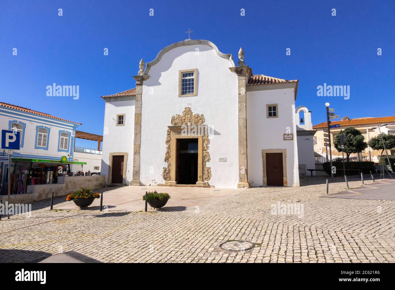 Das Museum für sakrale Kunst (Museu de Arte Sacra), das Gebäude war eine Kapelle des San Sebastian aus dem 18. Jahrhundert in Albufeira Altstadt an der Algarve Portugal Stockfoto