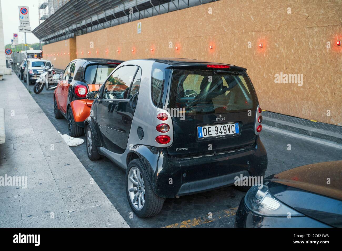 Rom, Italien - Oktober 2019 : viele kleine Elektroautos in der Straße von Rom. Stockfoto