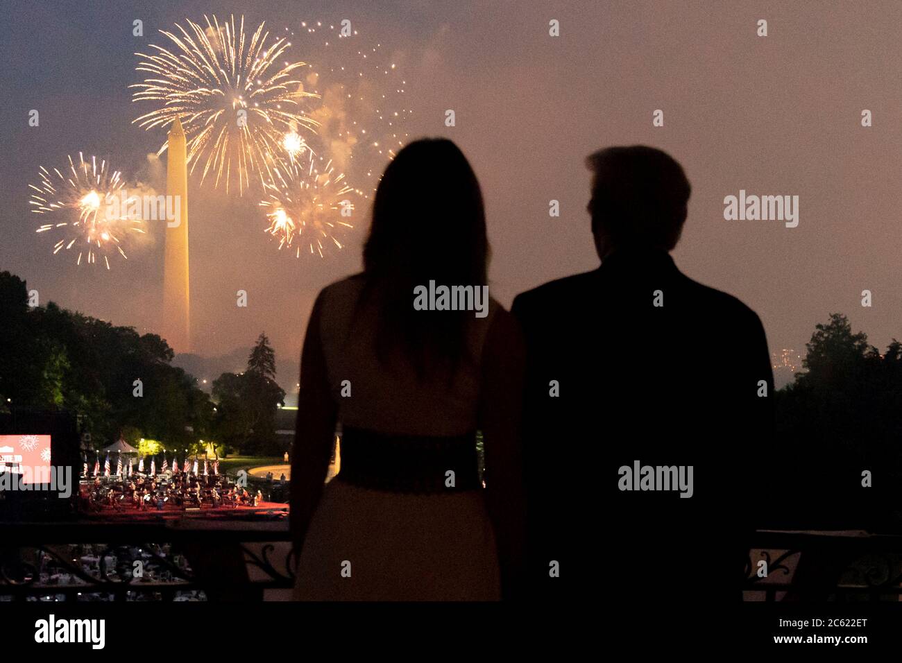 US-Präsident Donald Trump und First Lady Melania Trump sehen sich das jährliche Feuerwerk zum Unabhängigkeitstag vom Truman Balkon des Weißen Hauses am 4. Juli 2020 in Washington, DC an. Stockfoto