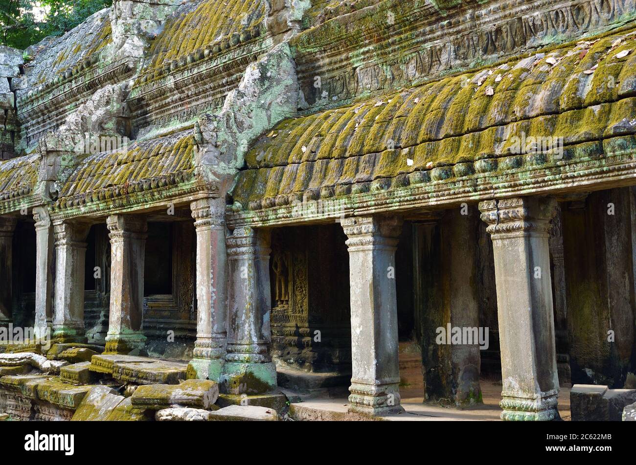 Alte Galerie der erstaunlichen Ta Prohm Tempel mit Bäumen überwuchert. Geheimnisvolle Ruinen von Ta Prohm, eingebettet zwischen Regenwald in Angkor, Siem Reap, Kambodscha Stockfoto