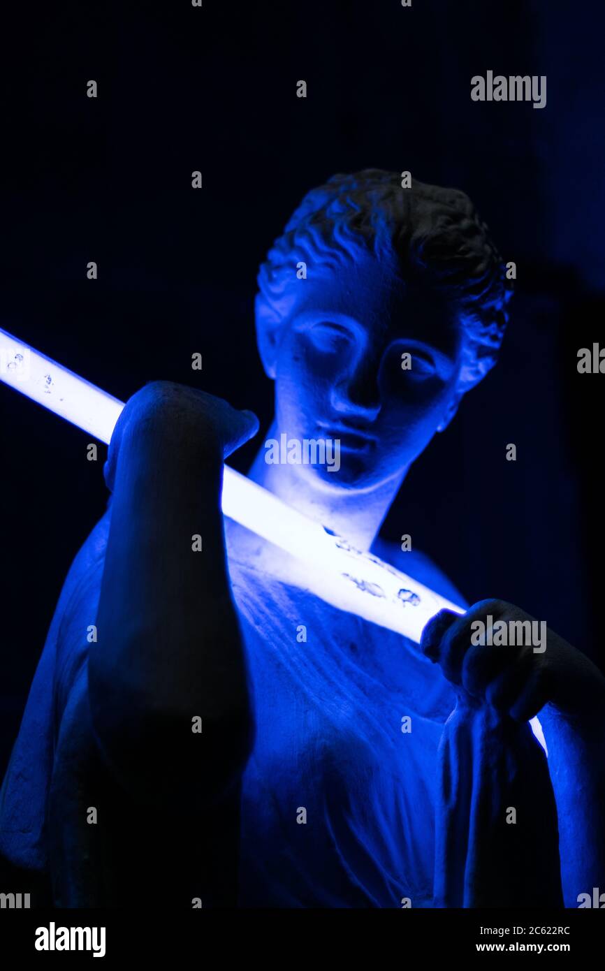 Weiße griechische Skulptur mit einer Cyberpunk-Neon-Bar. Stockfoto