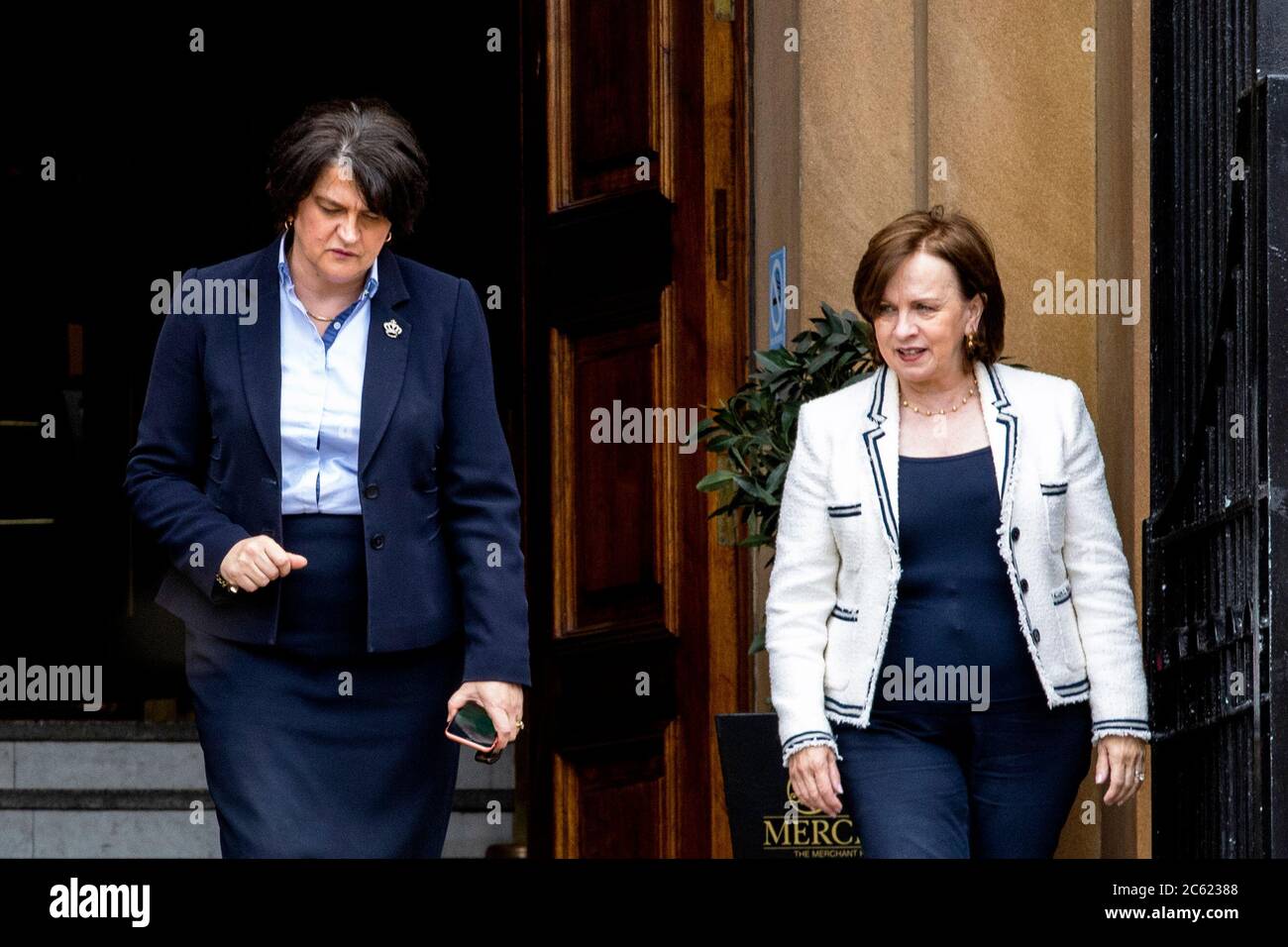 Der erste Minister von Nordirland, Arlene Foster (links), und die Wirtschaftsministerin von Nordirland, Diane Dodds, verkündeten auf einer Pressekonferenz vor dem Merchant Hotel, dass Hochzeiten und Taufen ab Juli 10 in Innenräumen stattfinden können. Stockfoto