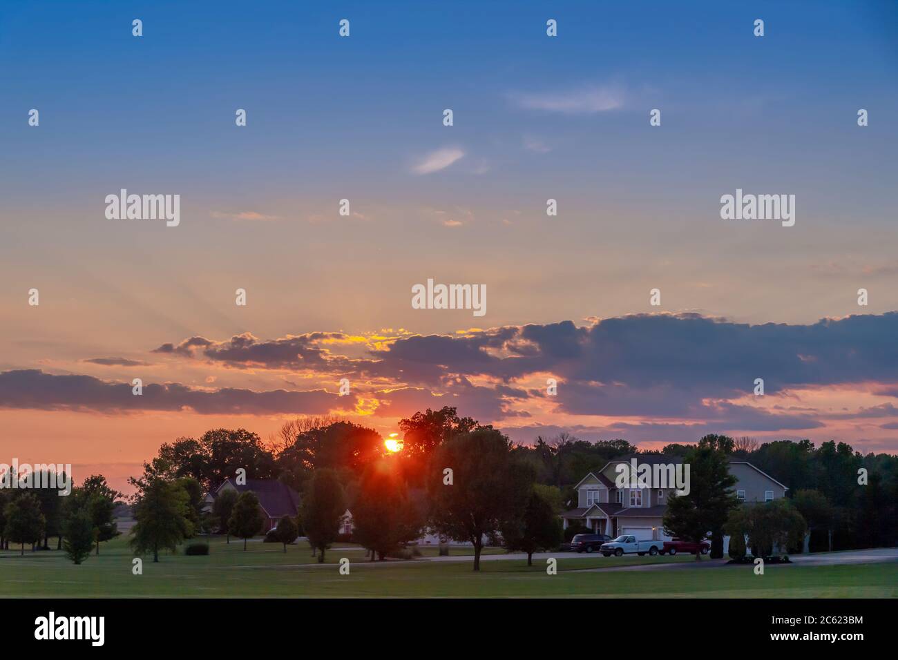 Amerikanische Vorstadtviertel bei Sonnenuntergang Stockfoto