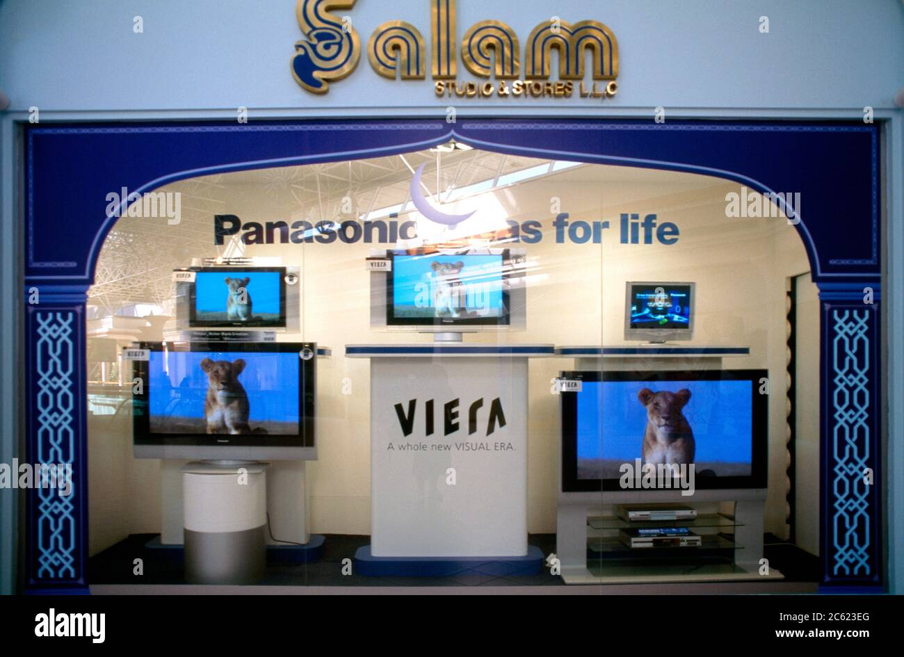 Dubai UAE Wafi Shopping Centre Salem Studio und Geschäfte Panasonic Fernseher im Schaufenster Stockfoto