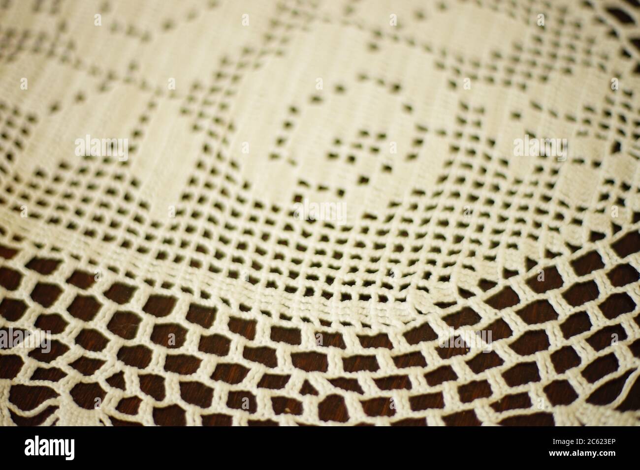 Weiße gehäkelte Serviette mit Blumenmuster in Nahaufnahme Stockfoto