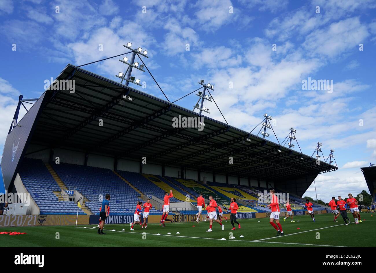 Portsmouth Spieler Aufwärmen vor der Sky Bet League ein Play-off-Halbfinale, zweite Etappe Spiel im Kassam Stadium, Oxford. Stockfoto