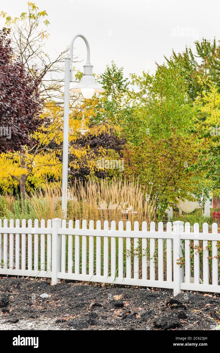 Zaun, Laternenpfosten und Herbstblätter, Finger Lakes Region, New York Stockfoto