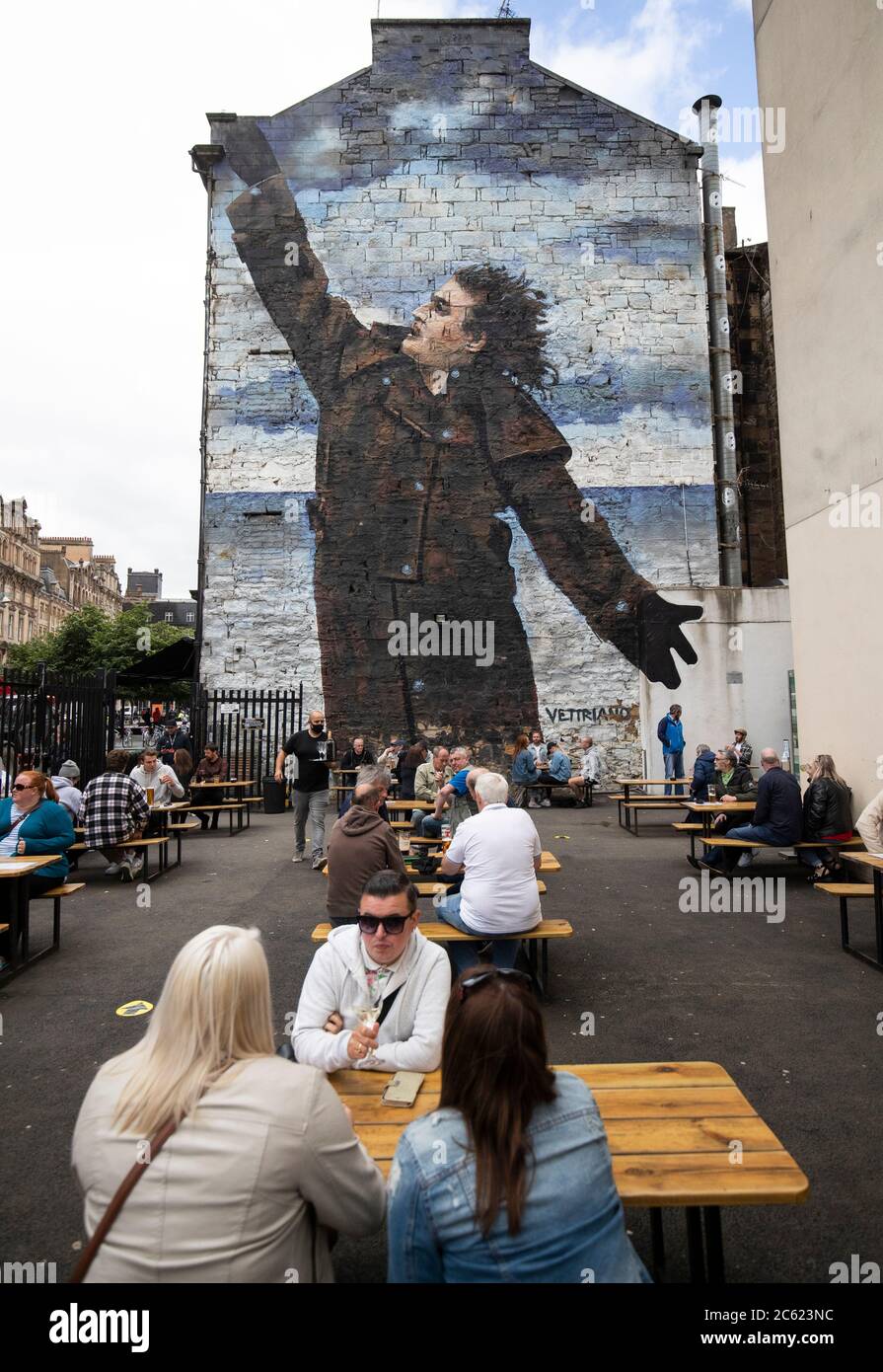 Die Öffentlichkeit genießt ihr erstes Getränk in einem Biergarten im Hootenanny, Glasgow, während die Außenbereiche zum ersten Mal wieder für die Öffentlichkeit geöffnet werden, da Schottland mit der schrittweisen Aufhebung der Beschränkungen fortfährt, um die Sperrung zu erleichtern. Stockfoto