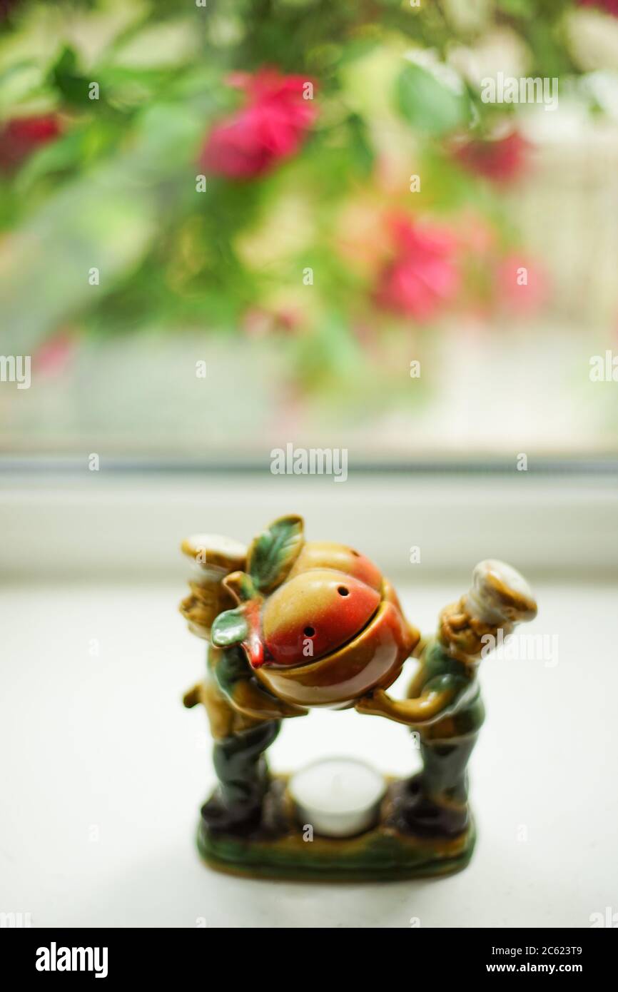 Duftlampe mit zwei Köchen und Essen in einem Obsttopf. Stockfoto