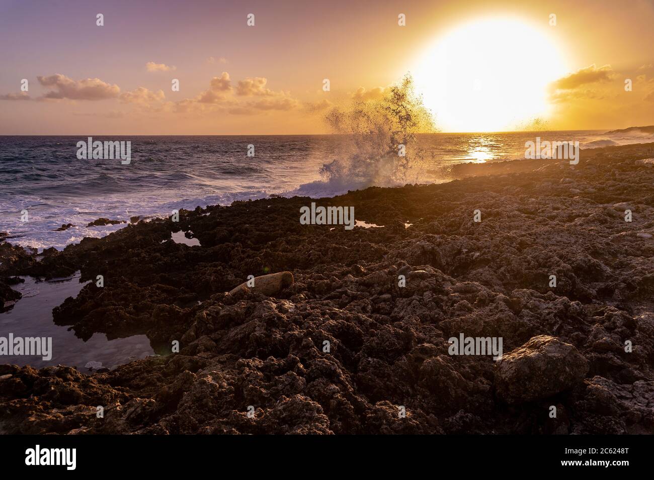 Große Wellen, die gegen Felsen spritzen, Grand Cayman Blowholes Stockfoto