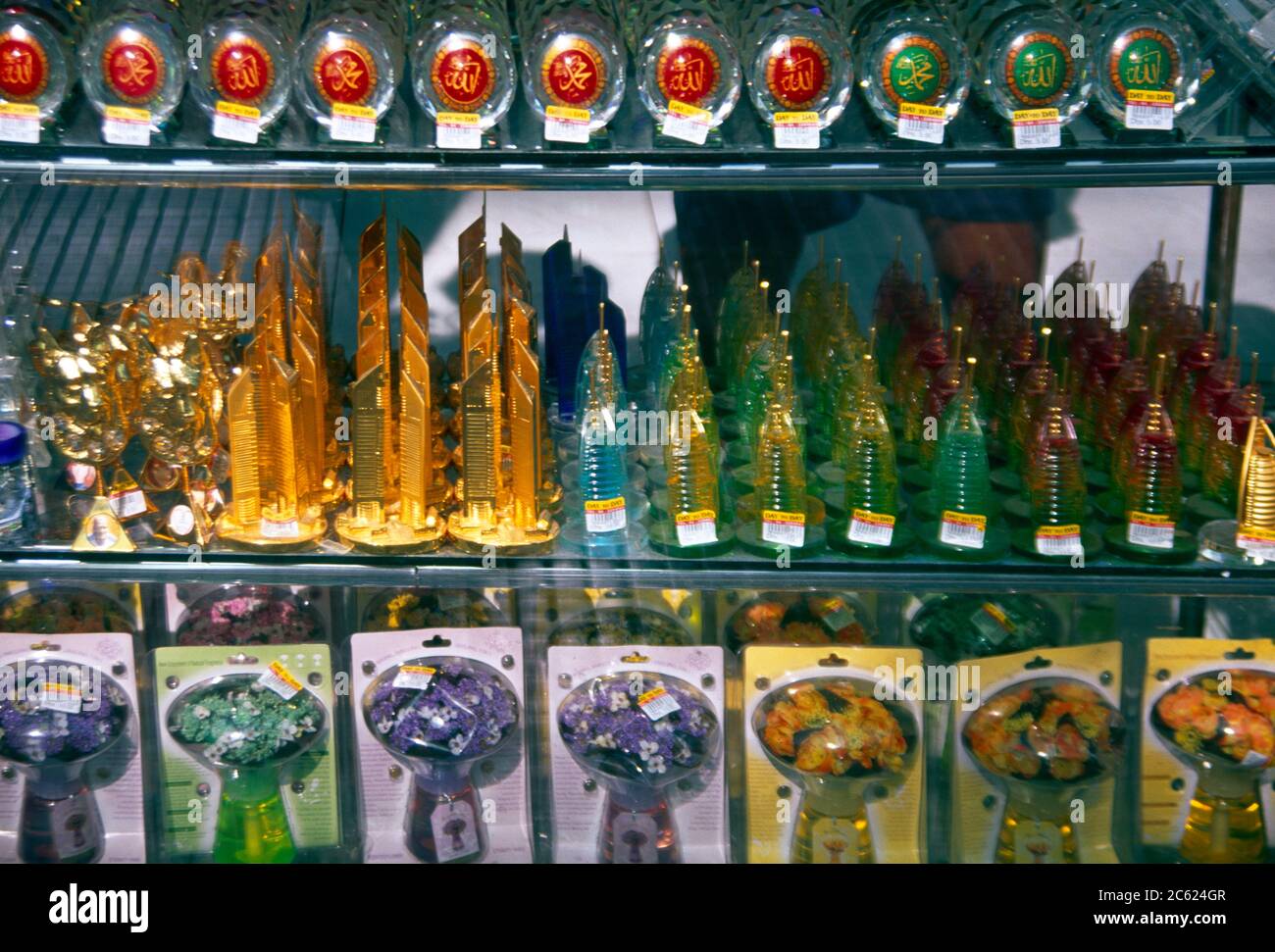 Dubai UAE Souvenir Stall Parfüm in der Flasche die Form des Burj Al Arab Stockfoto
