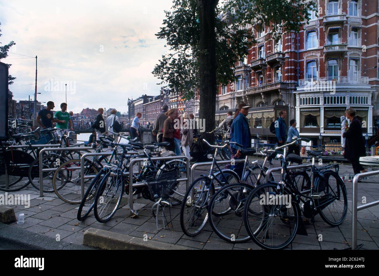 Amsterdam Holland Fahrräder in Bike Stand by Canal Stockfoto