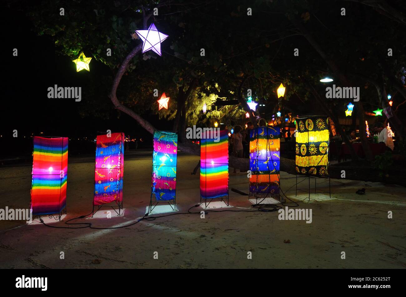 Koh Samet, Thailand - 25. Dez 2011: Farbenfrohe Beleuchtung in einem Strandcafe am Heiligabend. Viele Touristen verbringen jährlich ihr Weihnachtsurlaub Stockfoto