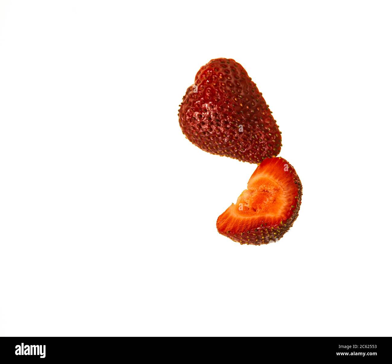 Blick auf Erdbeerscheiben. Schöne Erdbeerscheiben aus nächster Nähe. Hintergrund der Früchte Stockfoto