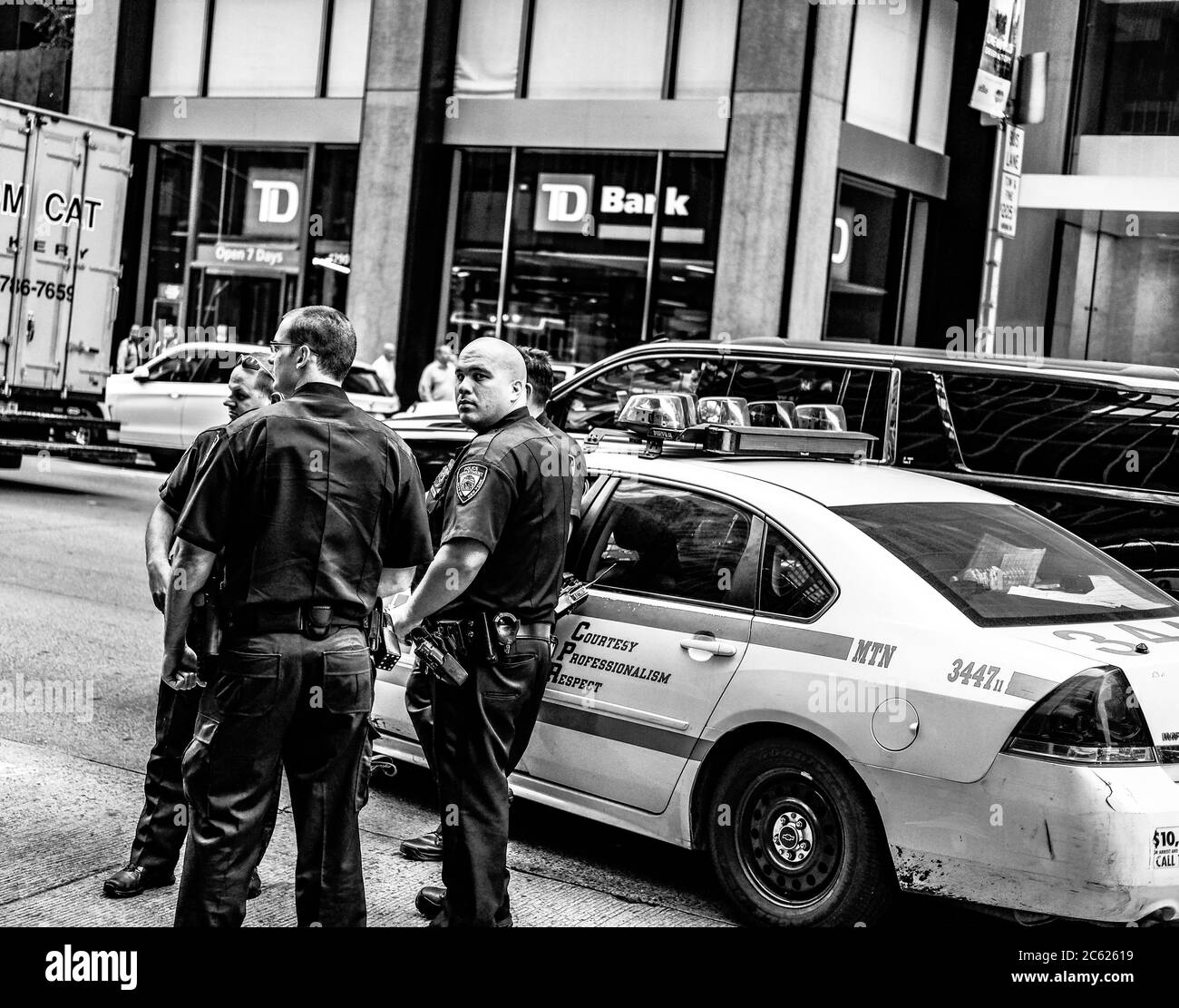 Sowohl NYPD als auch Feuerwehrleute, die an einem Brand in der Nähe einer belebten Straße in New York teilnahmen. Stockfoto