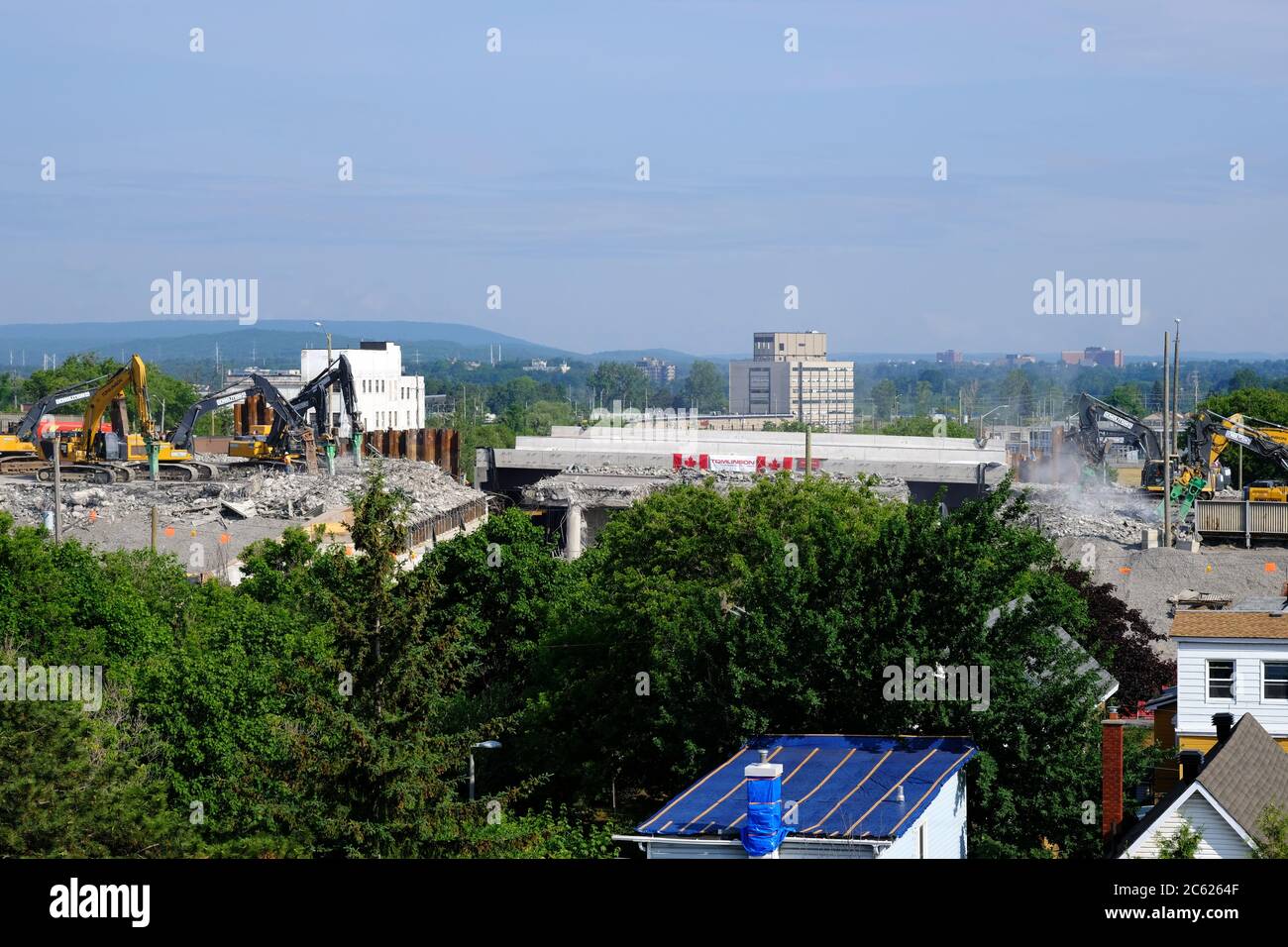 Abriss und Bau auf dem Queensway (Highway 417) als Ersatz für die Brücken über die CPR und Trillium Line O-Train Gleise, Juli 2020, Ottawa. Stockfoto