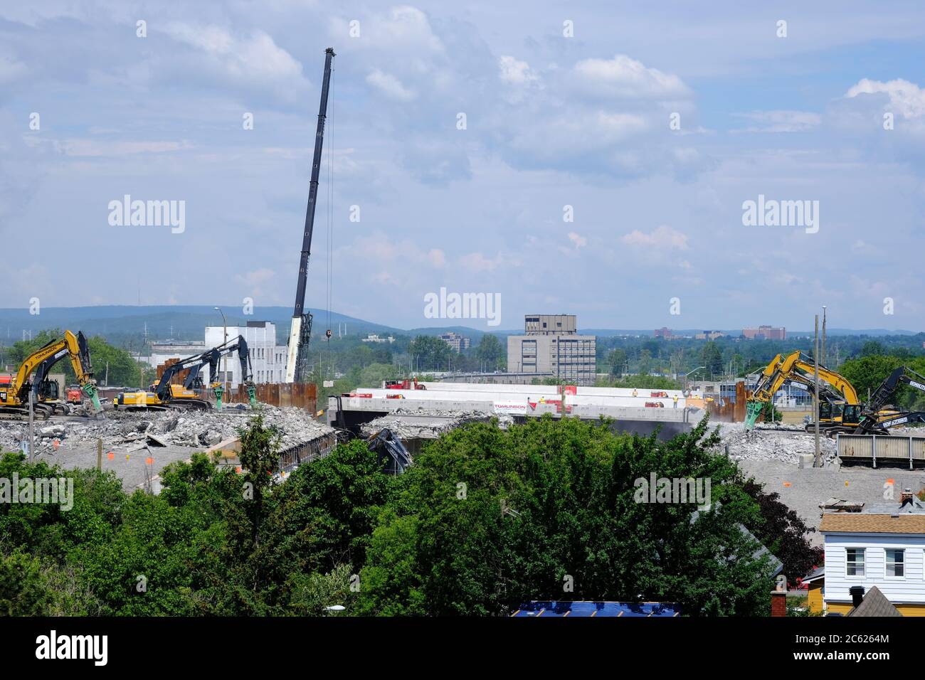 Abriss und Bau auf dem Queensway (Highway 417) als Ersatz für die Brücken über die CPR und Trillium Line O-Train Gleise, Juli 2020, Ottawa. Stockfoto