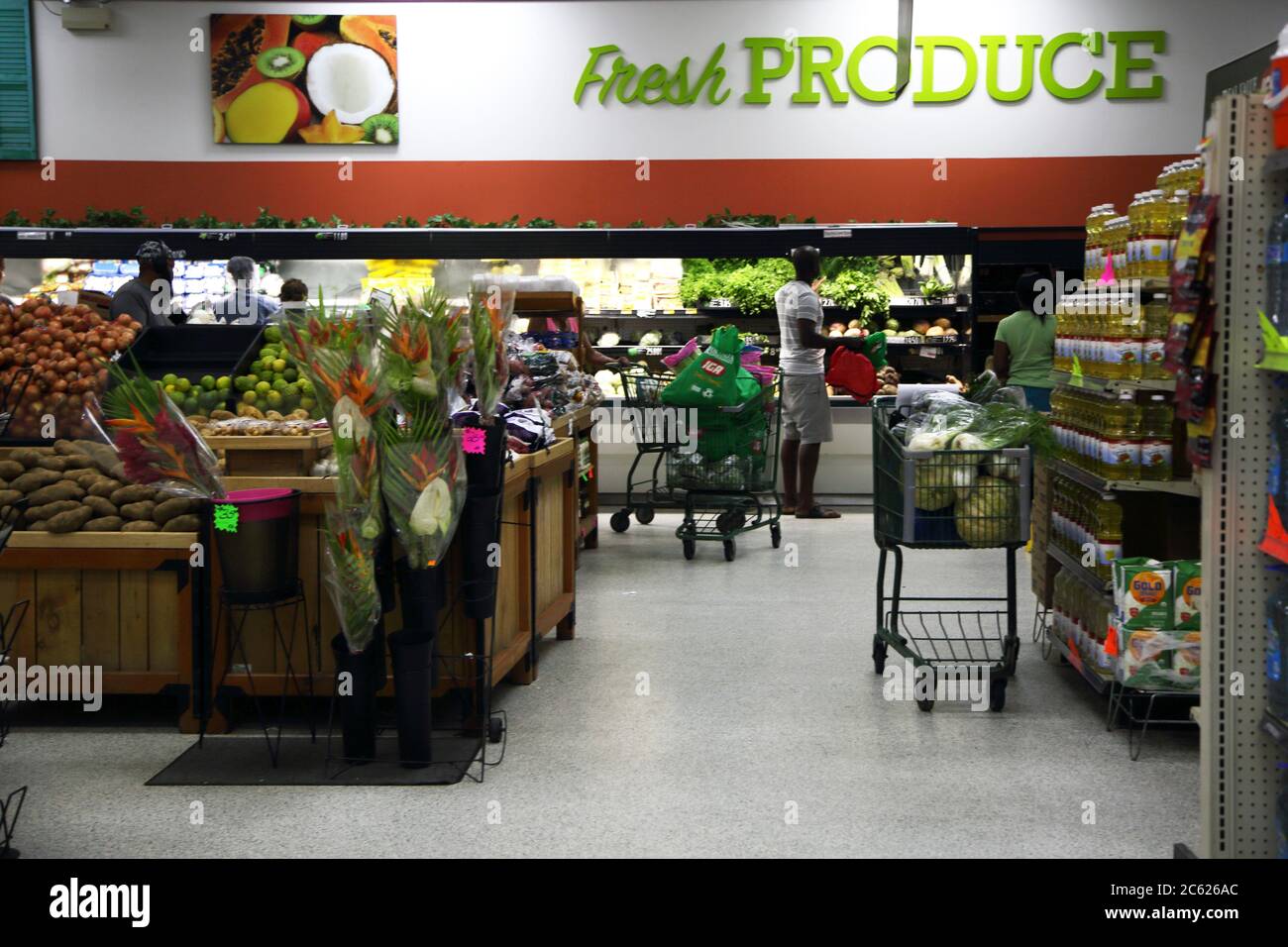 St George's Grenada Esplanade Mall Real Value Supermarkt Einheimische Einkaufen nach frischen Produkten Stockfoto