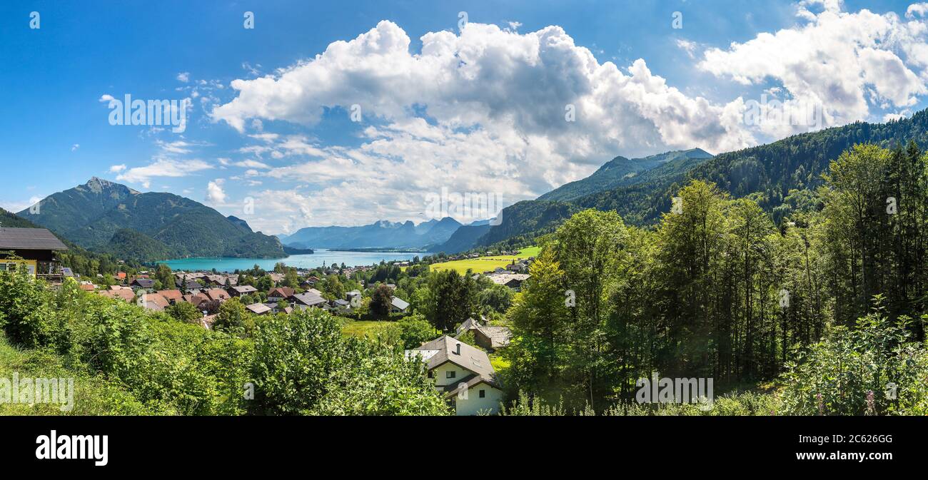 Luftpanoramica Blick auf Wolfgangsee, Salzkammergut, Österreich an einem schönen Sommertag Stockfoto