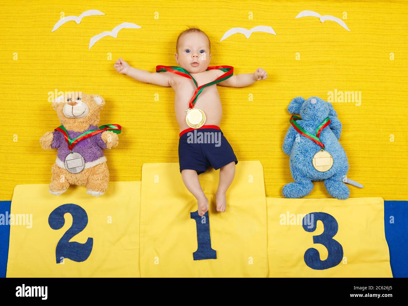 Kind steht auf einem Podium Platz 1. Erster Platz Stockfoto