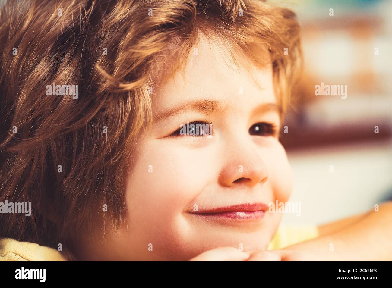 Schönes kleines Kind mit roten Haaren lächelt Nahaufnahme Porträt. Stockfoto