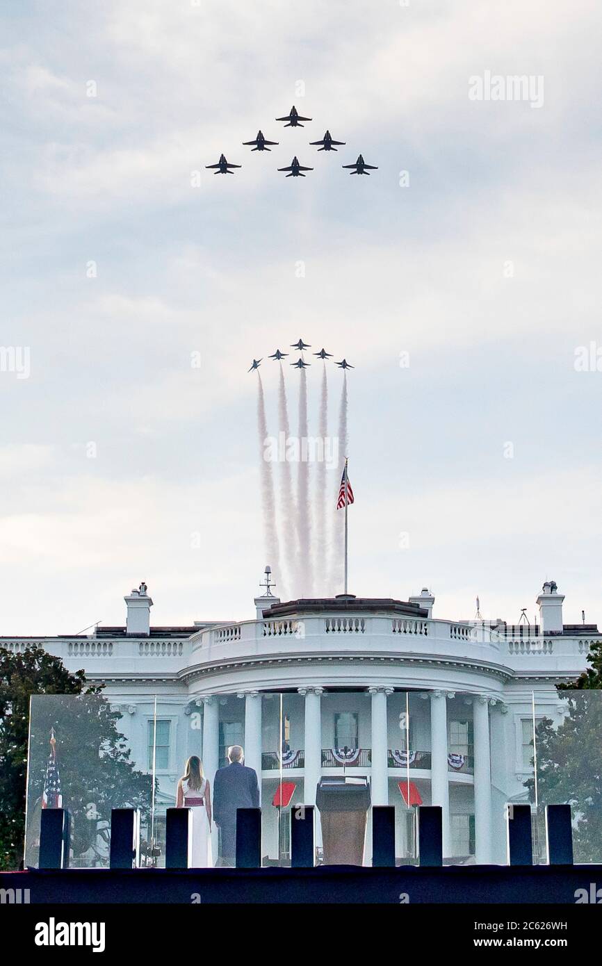 US-Präsident Donald Trump und First Lady Melania Trump beobachten einen Überflug der Air Force Thunderbirds und der Marine Blue Angels während der jährlichen Feier des Unabhängigkeitstages auf dem South Lawn des Weißen Hauses am 4. Juli 2020 in Washington, DC. Stockfoto