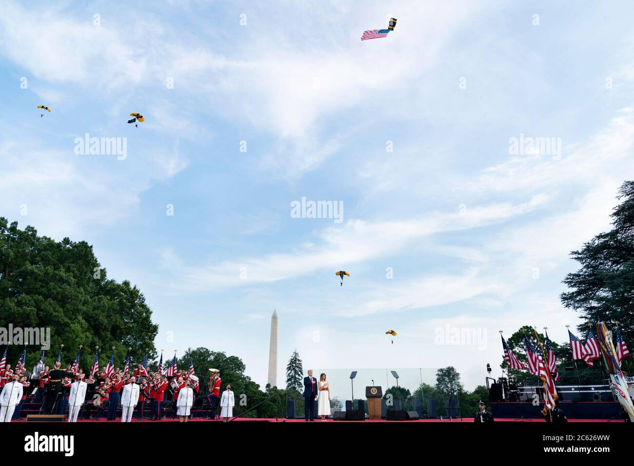 US-Präsident Donald Trump und First Lady Melania Trump stehen für das Versprechen der Treue während der jährlichen Feier des Unabhängigkeitstages auf dem South Lawn des Weißen Hauses am 4. Juli 2020 in Washington, DC. Stockfoto