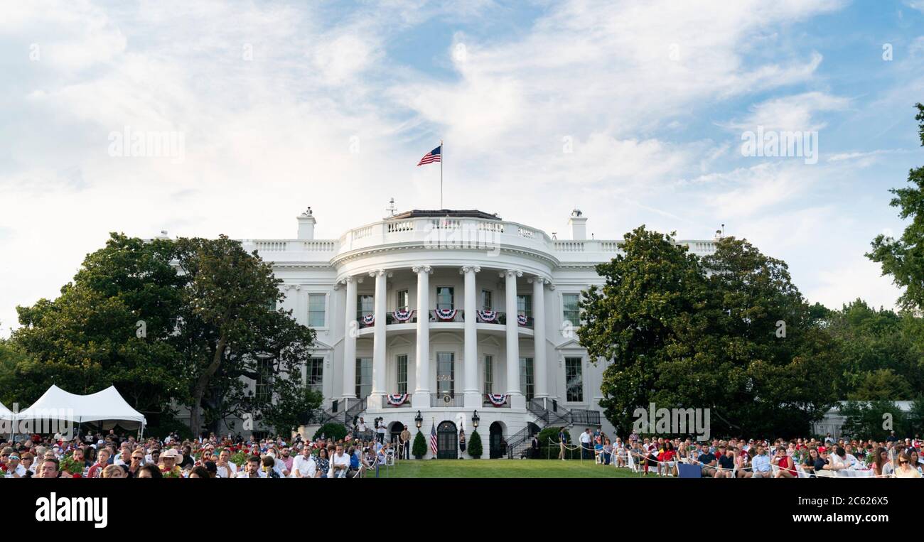 Gäste beobachten die militärische Flugshow während der jährlichen Feier des Unabhängigkeitstages auf dem South Lawn des Weißen Hauses am 4. Juli 2020 in Washington, DC. Stockfoto