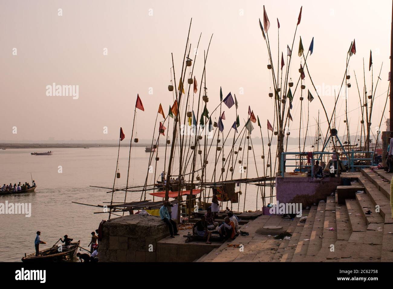 varanasi uttar pradesh indien am 12. november 2016:Akash Deep Puja, Himmelslaterne Festival am Ganges (Ganga) River Bank, Varanasi (Benares), Uttar P Stockfoto