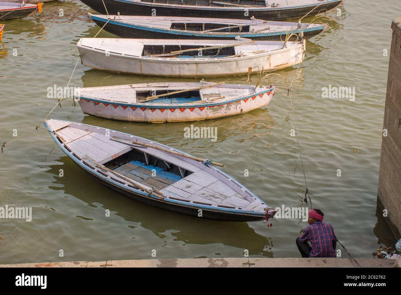 varanasi uttar pradesh indien am 12. november 2016: Boote-Muster in varanasi munshi Ghat abstrakte Fotografie Stockfoto